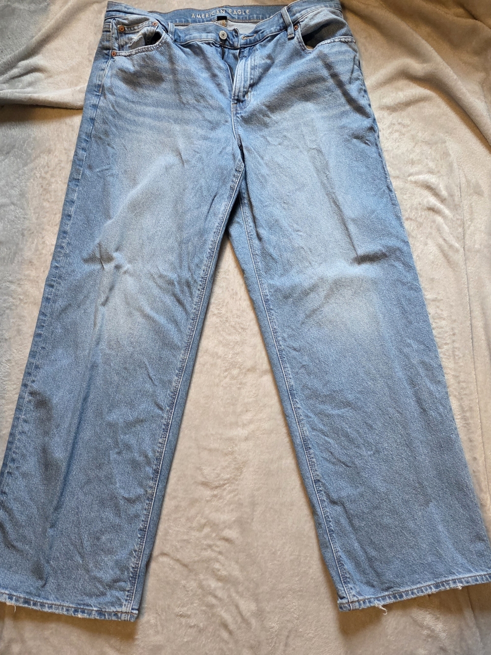 American Eagle Outfitters Women's Straight Jeans in Light Blue Wash Like New - Picture 3 of 5